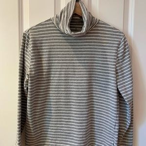 Tradlands Turtleneck - Like New!